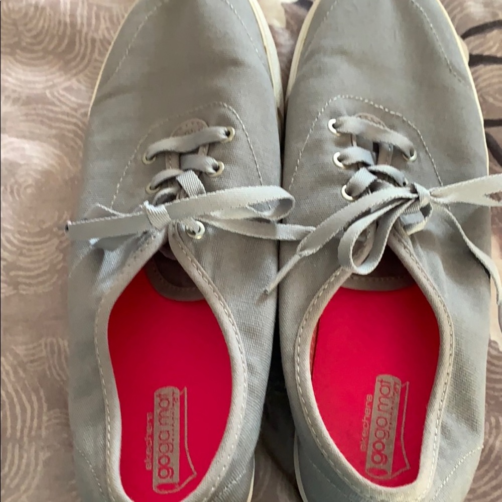 Skechers gray tennis shoes size 8.5